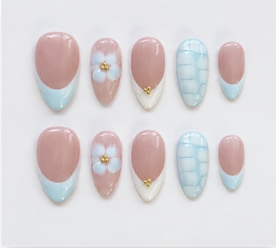 Icy Blue Bloom press-on nail set
